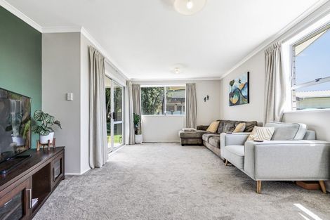 Photo of property in 102 Oakfield Crescent, Pukete, Hamilton, 3200