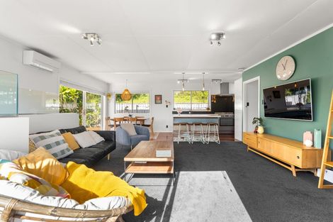 Photo of property in 1/26 Nor'east Drive, Northcross, Auckland, 0632