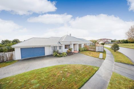 Photo of property in 1 Sycamore Crescent, Fitzherbert, Palmerston North, 4410