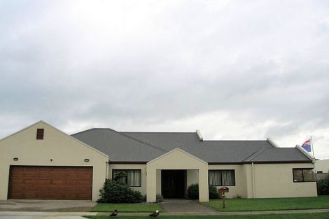 Photo of property in 8 Holcombe Drive, Paraparaumu, 5032