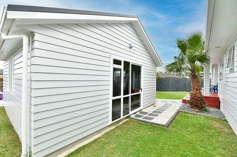 Photo of property in 16 Aitkenhead Court, Parakai, 0830