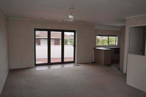 Photo of property in 2/27 Knightsbridge Drive, Forrest Hill, Auckland, 0620