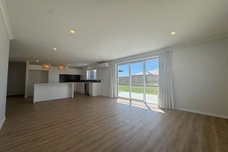 Photo of property in 30 Te Piriti Road, One Tree Point, 0118