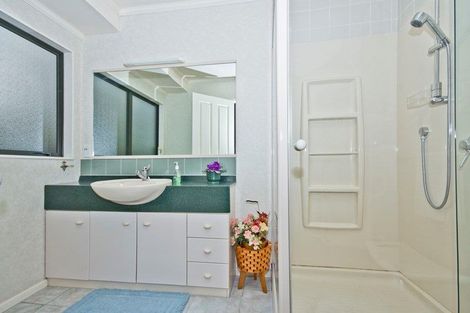 Photo of property in 15 Heversham Place, Glendene, Auckland, 0602