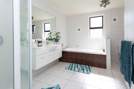 Photo of property in 54 Hattaway Avenue, Bucklands Beach, Auckland, 2012