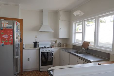 Photo of property in 70 Northland Road, Northland, Wellington, 6012