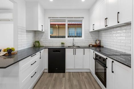 Photo of property in 2/320 Memorial Avenue, Burnside, Christchurch, 8053