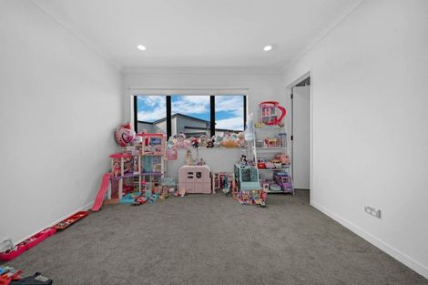 Photo of property in 2a Ballyalton Crescent, Flat Bush, Auckland, 2019