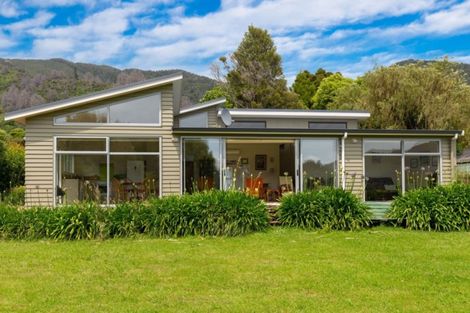 Photo of property in 2323 Queen Charlotte Drive, Ngakuta Bay, Picton, 7281