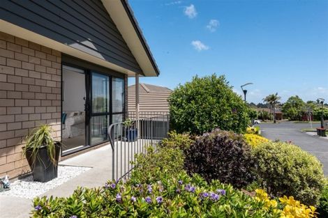 Photo of property in 5 Royalle Mews, Botany Downs, Auckland, 2010