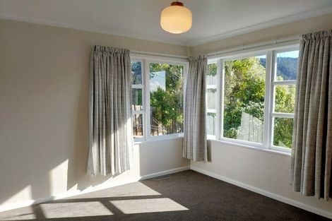 Photo of property in 5 Larsen Crescent, Tawa, Wellington, 5028