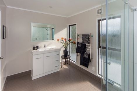 Photo of property in 28 Mayall Avenue, Beach Haven, Auckland, 0626
