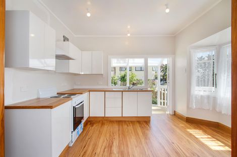 Photo of property in 32 Te Atatu Road, Te Atatu South, Auckland, 0610