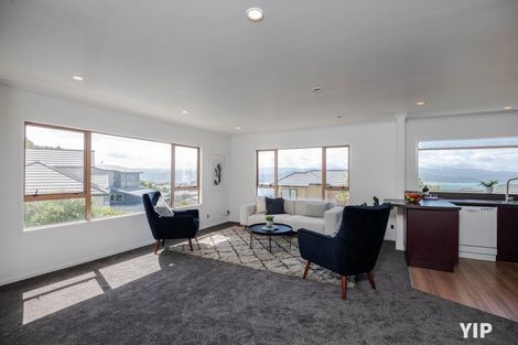 Photo of property in 37 Dress Circle, Newlands, Wellington, 6037