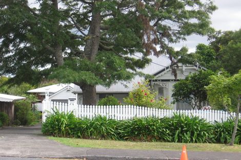 Photo of property in 44 Archibald Road, Kelston, Auckland, 0602