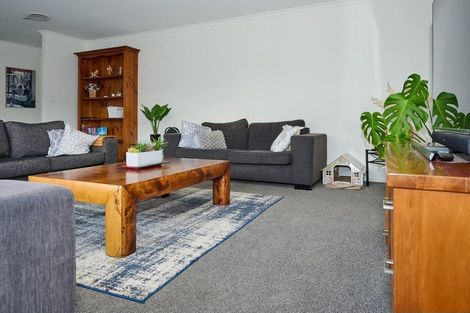 Photo of property in 13 Papa Orchard Drive, Kumeu, 0810