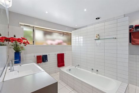 Photo of property in 33 Farnswood Place, Redwood, Christchurch, 8051