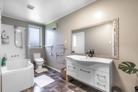 Photo of property in 246 Marine Parade, Bluff, 9814