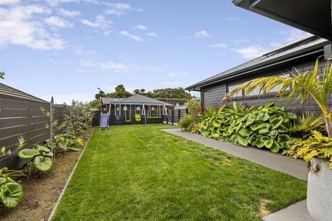 Photo of property in 8 Oakmont Crescent, Waiwhakaiho, New Plymouth, 4312