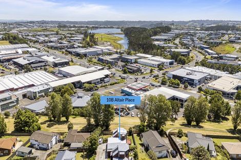 Photo of property in 2/10 Altair Place, Windsor Park, Auckland, 0632