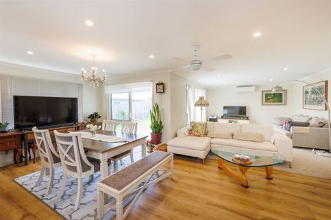 Photo of property in 14 Atlantic Drive, Fitzherbert, Palmerston North, 4410