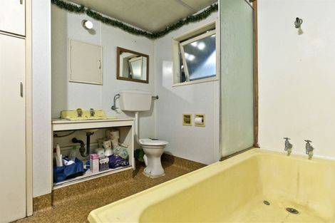 Photo of property in 11 Preston Avenue, Henderson, Auckland, 0610