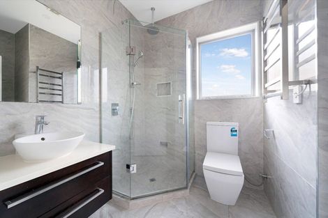 Photo of property in 4a Glenvil Lane, Te Atatu Peninsula, Auckland, 0610