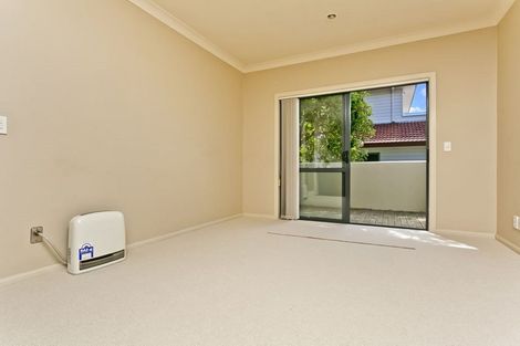 Photo of property in 22 Greenleaf Way, Northcross, Auckland, 0630