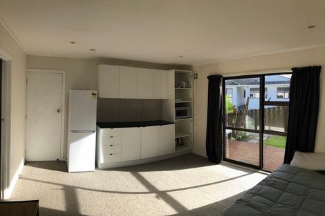Photo of property in 29 Deverell Place, Northcross, Auckland, 0632