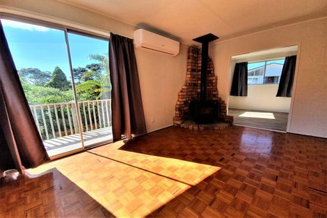 Photo of property in 28 Easton Park Parade, Glenfield, Auckland, 0629