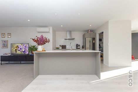 Photo of property in 37 Lumbarda Drive, Kumeu, 0810