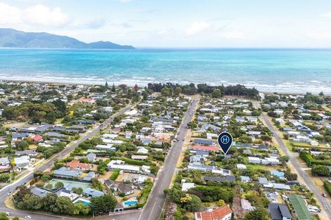 Photo of property in 27a Rauparaha Street, Waikanae Beach, Waikanae, 5036