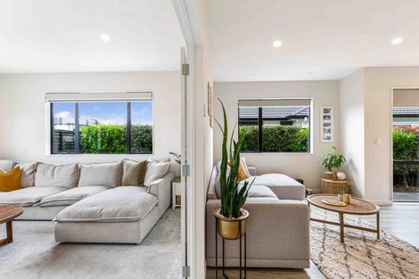 Photo of property in 16 Sir Lincoln Drive, Kumeu, 0810