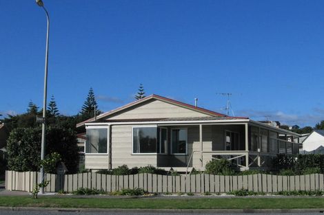 Photo of property in 86 Queens Road, Waikanae Beach, Waikanae, 5036