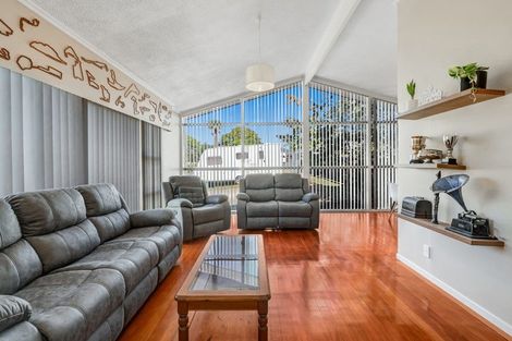 Photo of property in 39 Totaravale Drive, Totara Vale, Auckland, 0629