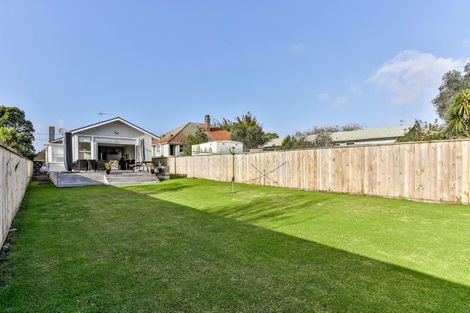 Photo of property in 217 Meola Road, Point Chevalier, Auckland, 1022
