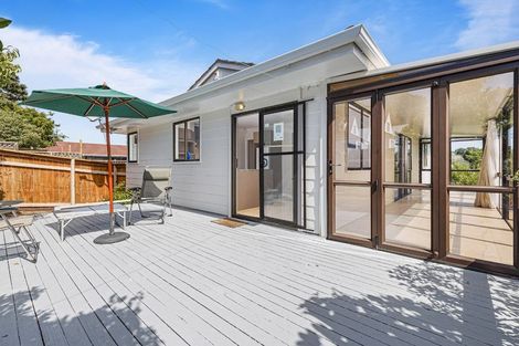 Photo of property in 2/24 Lambrown Drive, Totara Vale, Auckland, 0629
