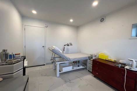 Photo of property in 9 Jumento Place, Unsworth Heights, Auckland, 0632