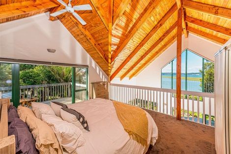 Photo of property in 215 West Harbour Drive, West Harbour, Auckland, 0618