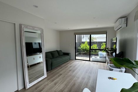 Photo of property in 3/8 Chivalry Road, Glenfield, Auckland, 0629