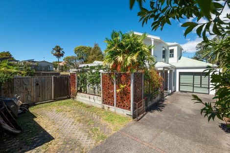 Photo of property in 2/13 Montgomery Avenue, Rothesay Bay, Auckland, 0630