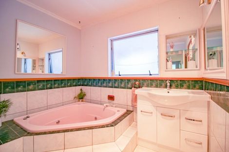 Photo of property in 140 Aokautere Drive, Fitzherbert, Palmerston North, 4410