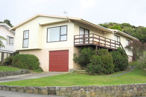 Photo of property in 23 Cheltenham Terrace, Newlands, Wellington, 6037