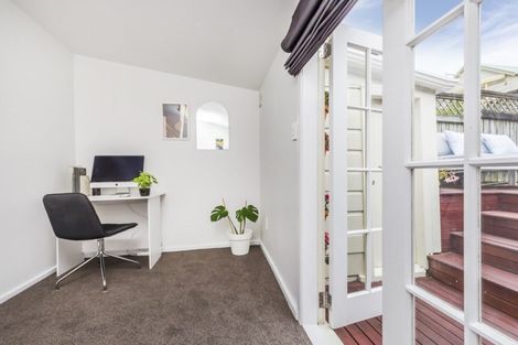 Photo of property in 27 Edinburgh Terrace, Berhampore, Wellington, 6023