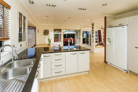 Photo of property in 1/2 Holiday Road, Milford, Auckland, 0620