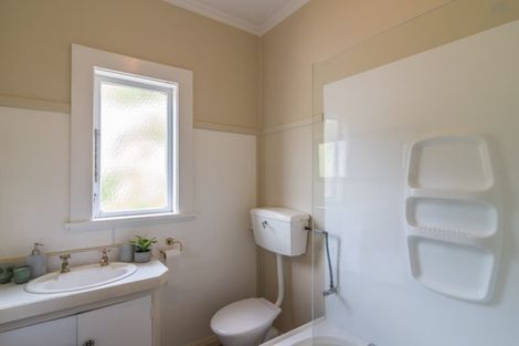 Photo of property in 24 Hungerford Road, Lyall Bay, Wellington, 6022