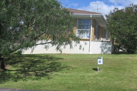 Photo of property in 76 Greenslade Crescent, Northcote, Auckland, 0627