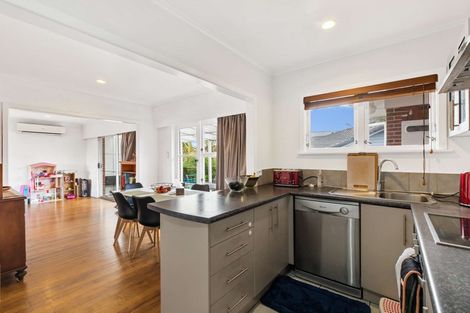 Photo of property in 128 Edgewater Drive, Pakuranga, Auckland, 2010