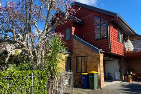 Photo of property in 84 Shakespeare Road, Milford, Auckland, 0620