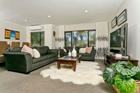 Photo of property in 2/33 Korotaha Terrace, Rothesay Bay, Auckland, 0630